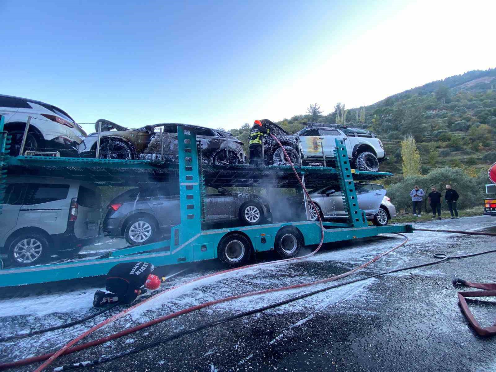 Bozdoğan’da araç yüklü tırda yangın: Araçlar kullanılamaz hale geldi
