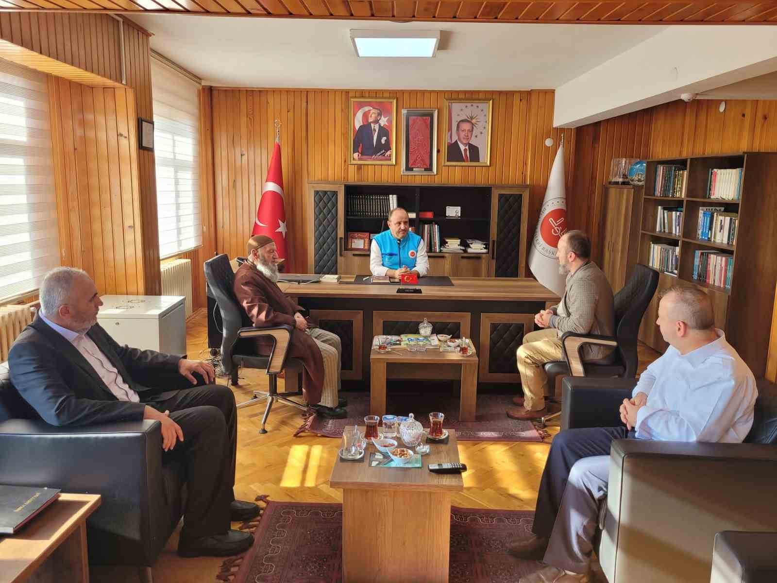 80 yaşındaki emekli imam ve &ouml;ğretmen oğlundan Gazze&rsquo;ye anlamlı destek
