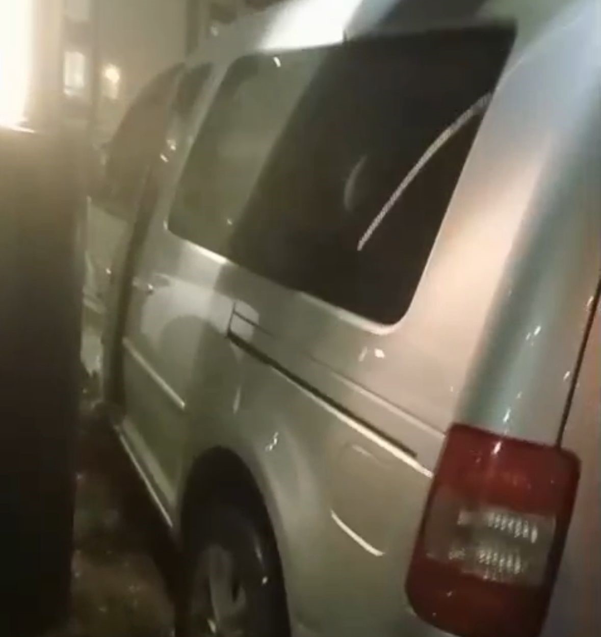 Park halindeki ara&ccedil;lara &ccedil;arptı: Babası sinirlendi, "Kendine zarar verseydin"
