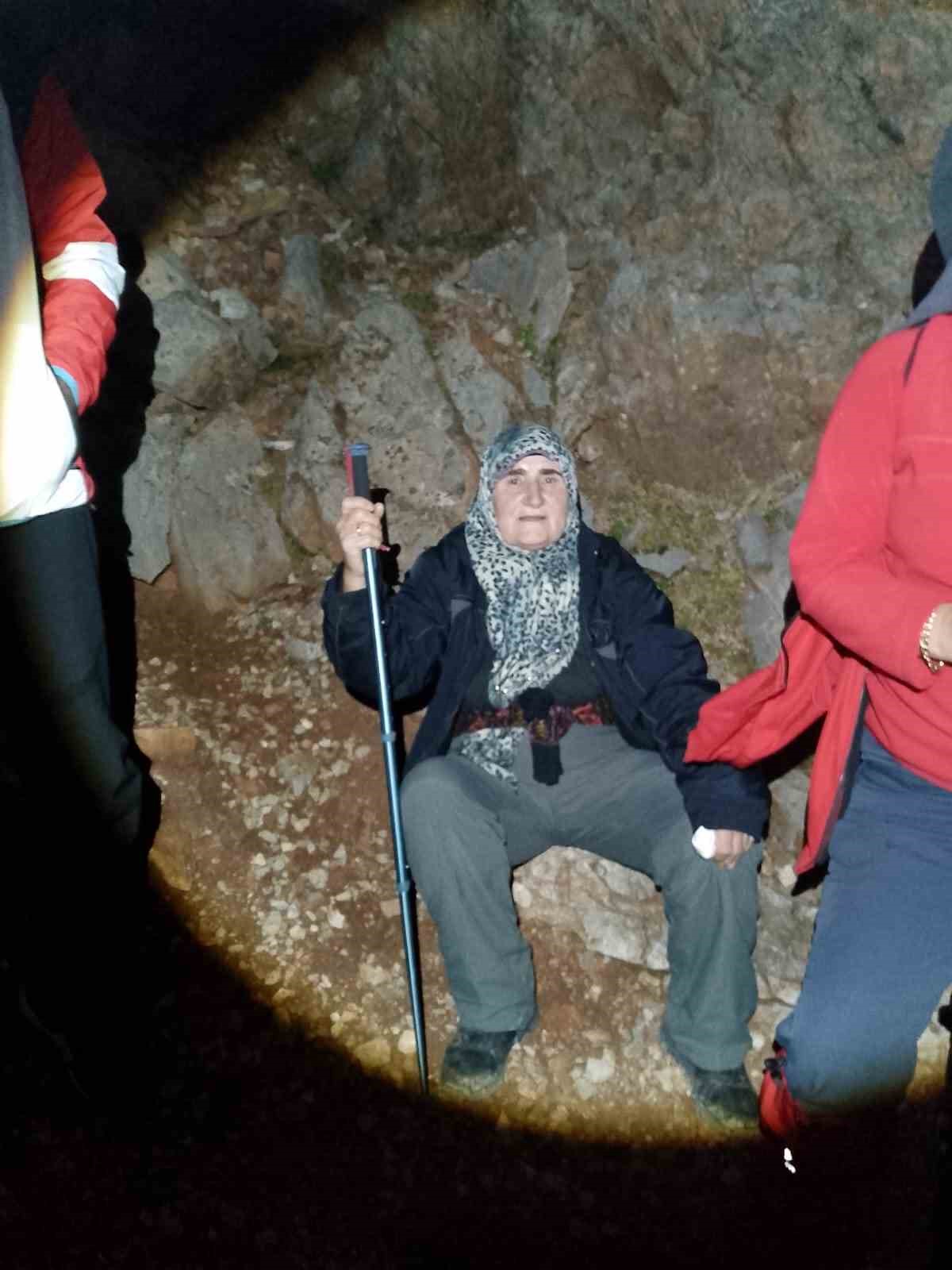 73 yaşındaki dağcı Hatun Okurkan gençlere taş çıkartıyor