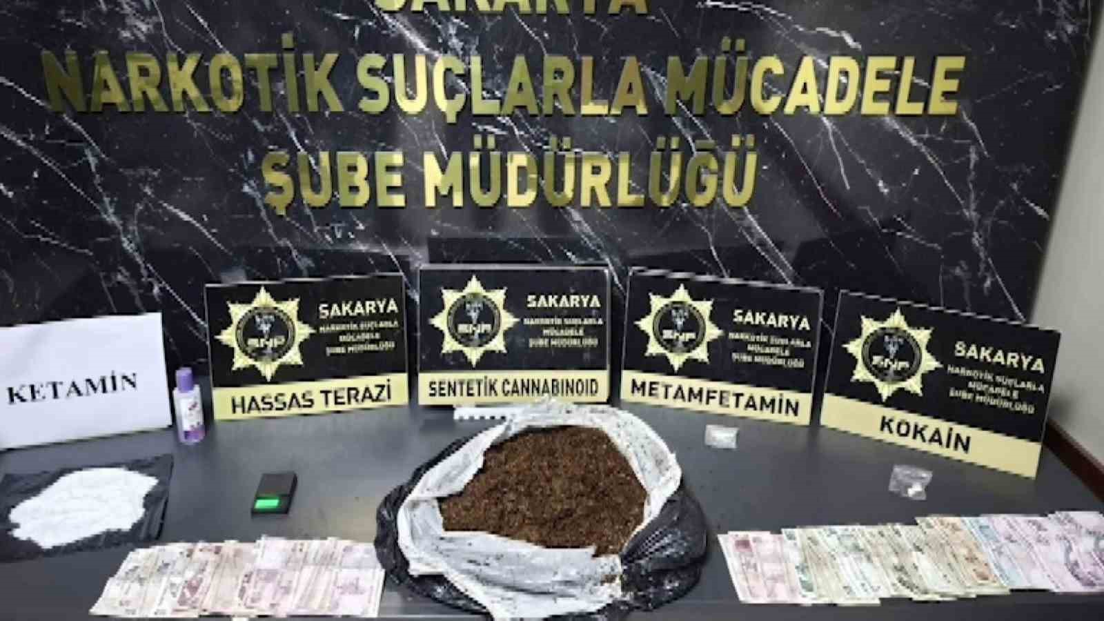 Uyuşturucu baskını film sahnelerini aratmadı: Klozete d&ouml;kt&uuml;ler, saklamaya &ccedil;alıştılar
