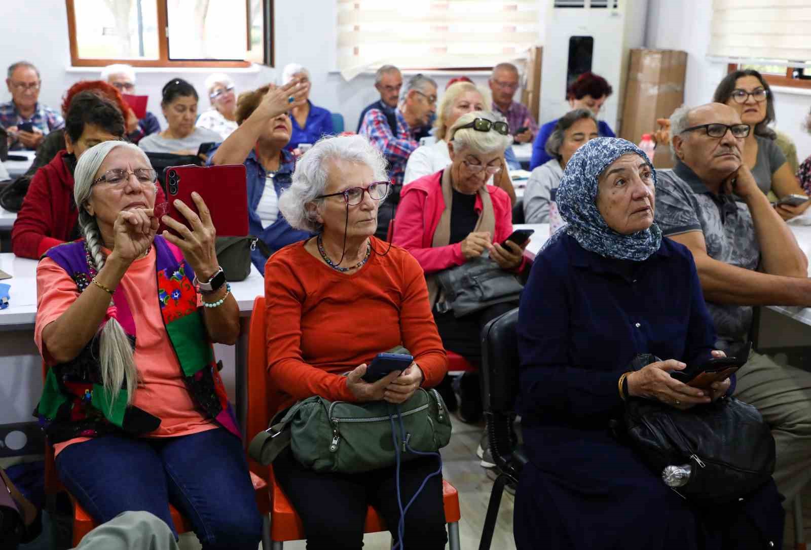 Dijital &ccedil;ağın kapıları yaş almış bireylere a&ccedil;ılıyor: 60 yaş &uuml;zeri bireylere akıllı telefon kullanımı dersi
