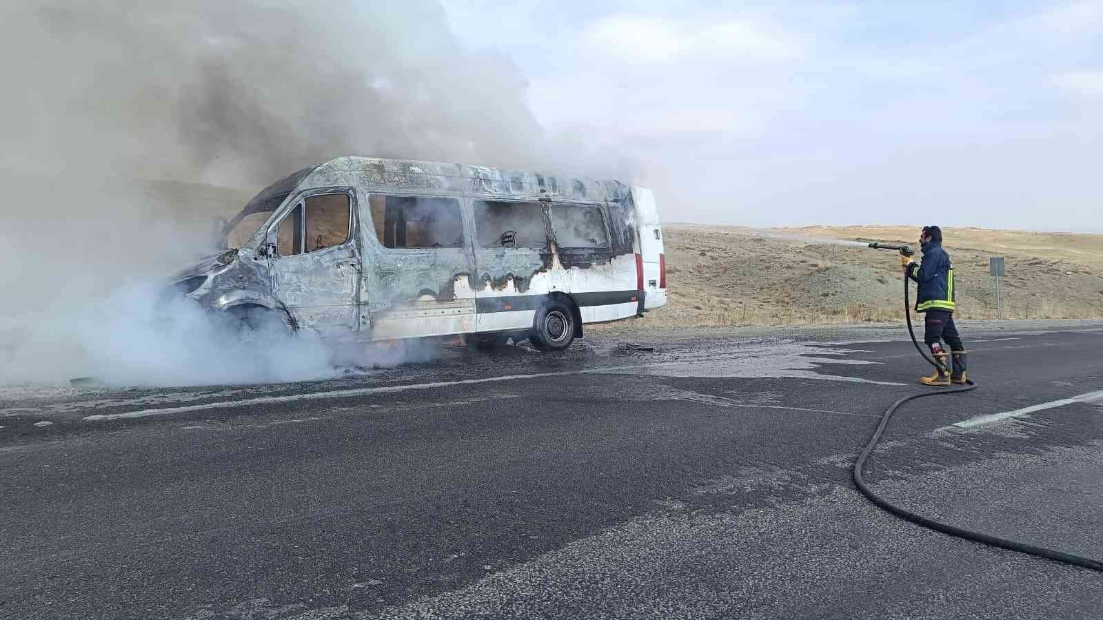 Van&rsquo;da alev alan minib&uuml;s kullanılamaz hale geldi
