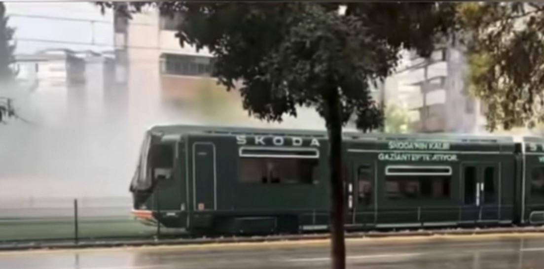 Gaziantep’te faciadan dönüldü: Yüzlerce yolcunun olduğu tramvaya yıldırım isabet etti