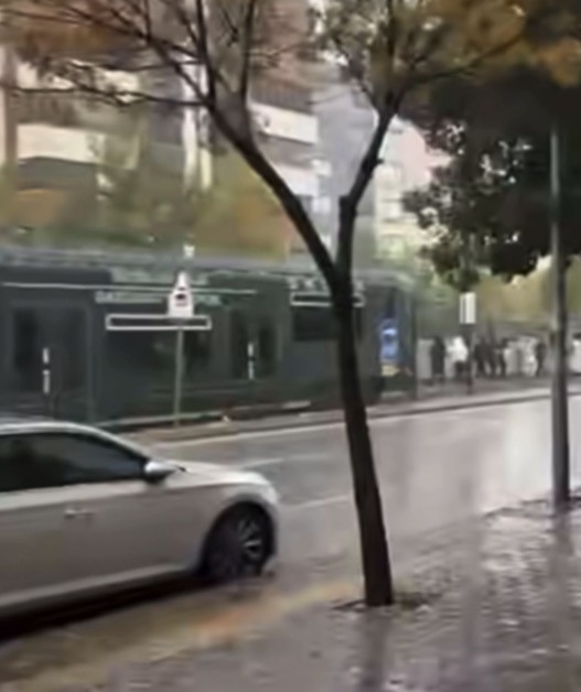 Gaziantep&rsquo;te faciadan d&ouml;n&uuml;ld&uuml;: Y&uuml;zlerce yolcunun olduğu tramvaya yıldırım isabet etti
