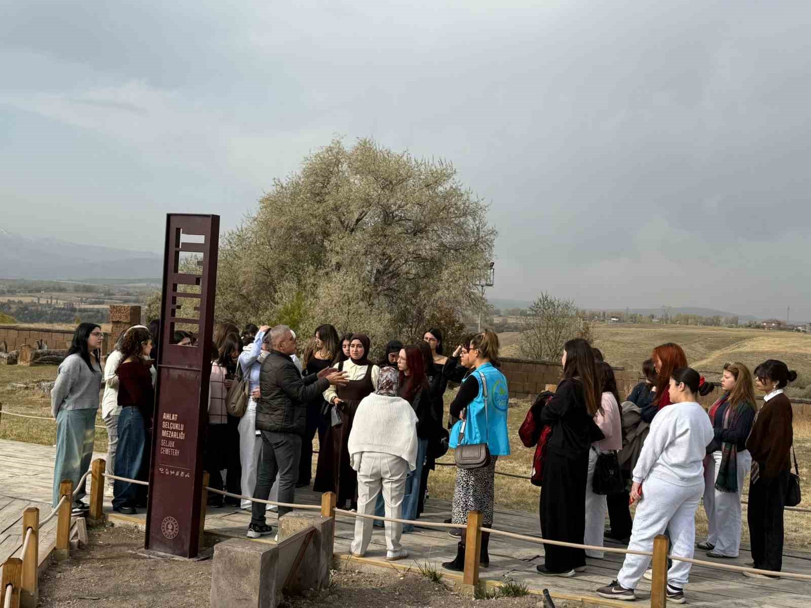 Muğlalı gençler medeniyet, tarih ve kültür kampı ile Bitlis ve Van’ı keşfetti