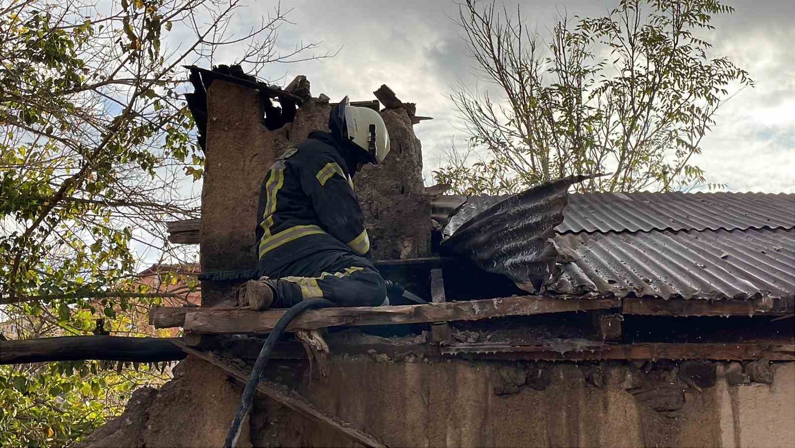 İtfaiye, evin çatısına sıçrayan yangını büyümeden söndürdü