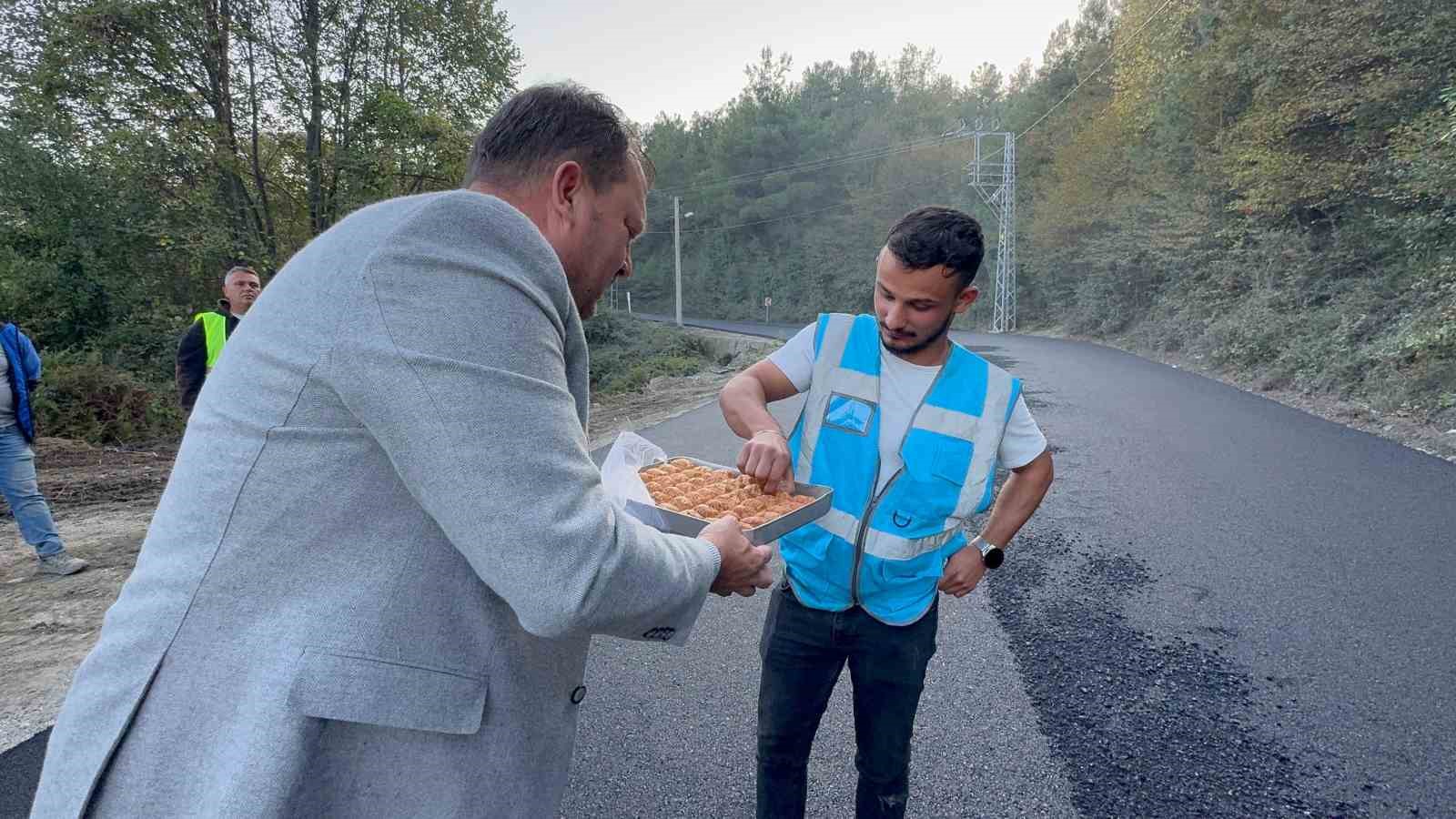 Amasra’da yol çalışmasına baklavalı teşekkür

