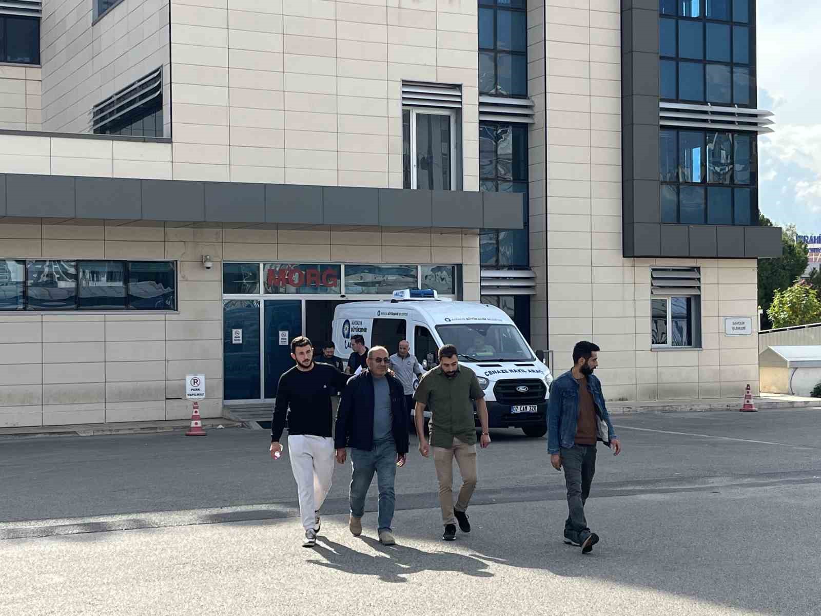 Antalya’da polis memuru babanın silahından çıkan kurşunlarla can veren eşi ve 2 kızının cenazesi teslim alındı