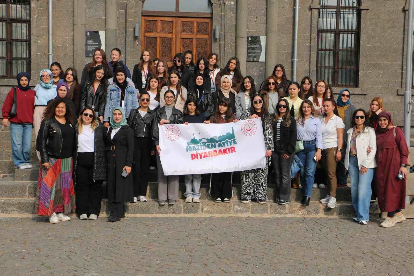 Şehit ve gazi kızları Diyarbakır’ın tarihi mekanlarını geziyor