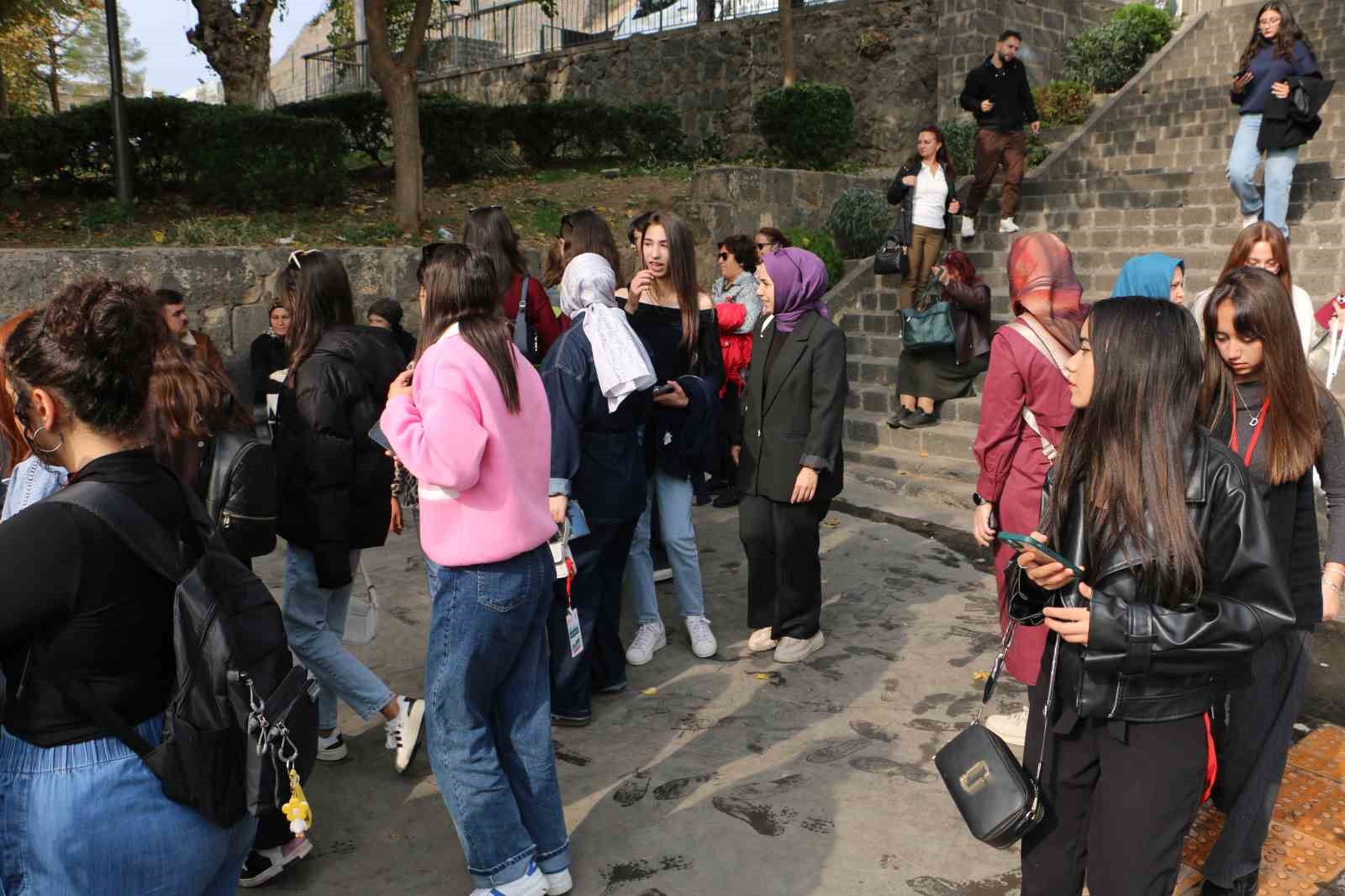 Şehit ve gazi kızları Diyarbakır’ın tarihi mekanlarını geziyor