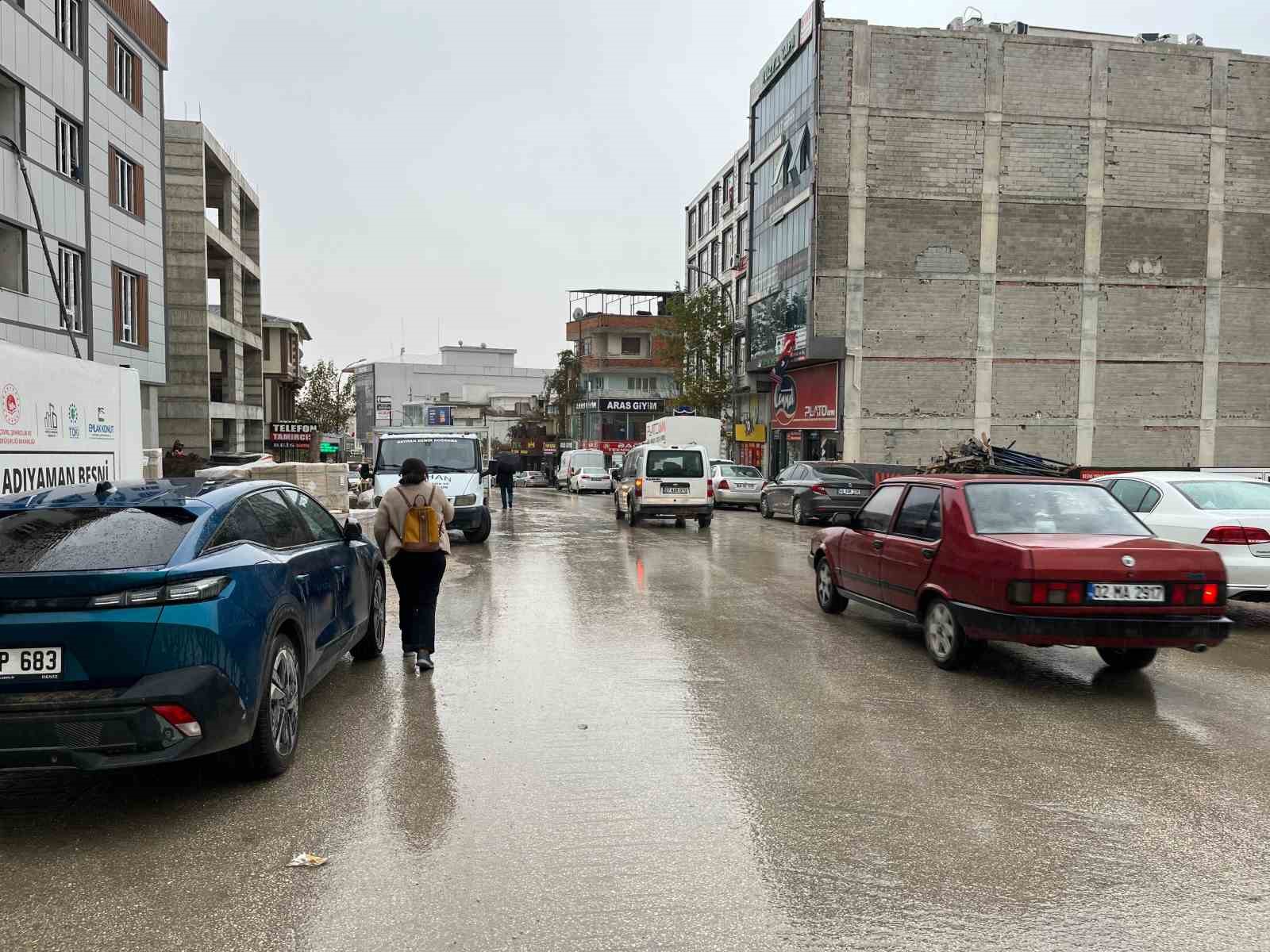 Besni’de sağanak yağış etkili oldu