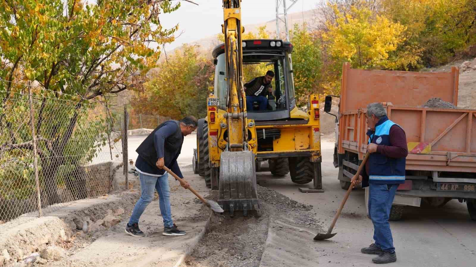 Battalgazi Belediyesi Çamurlu Mahallesi’nde asfalt yama çalışması yaptı