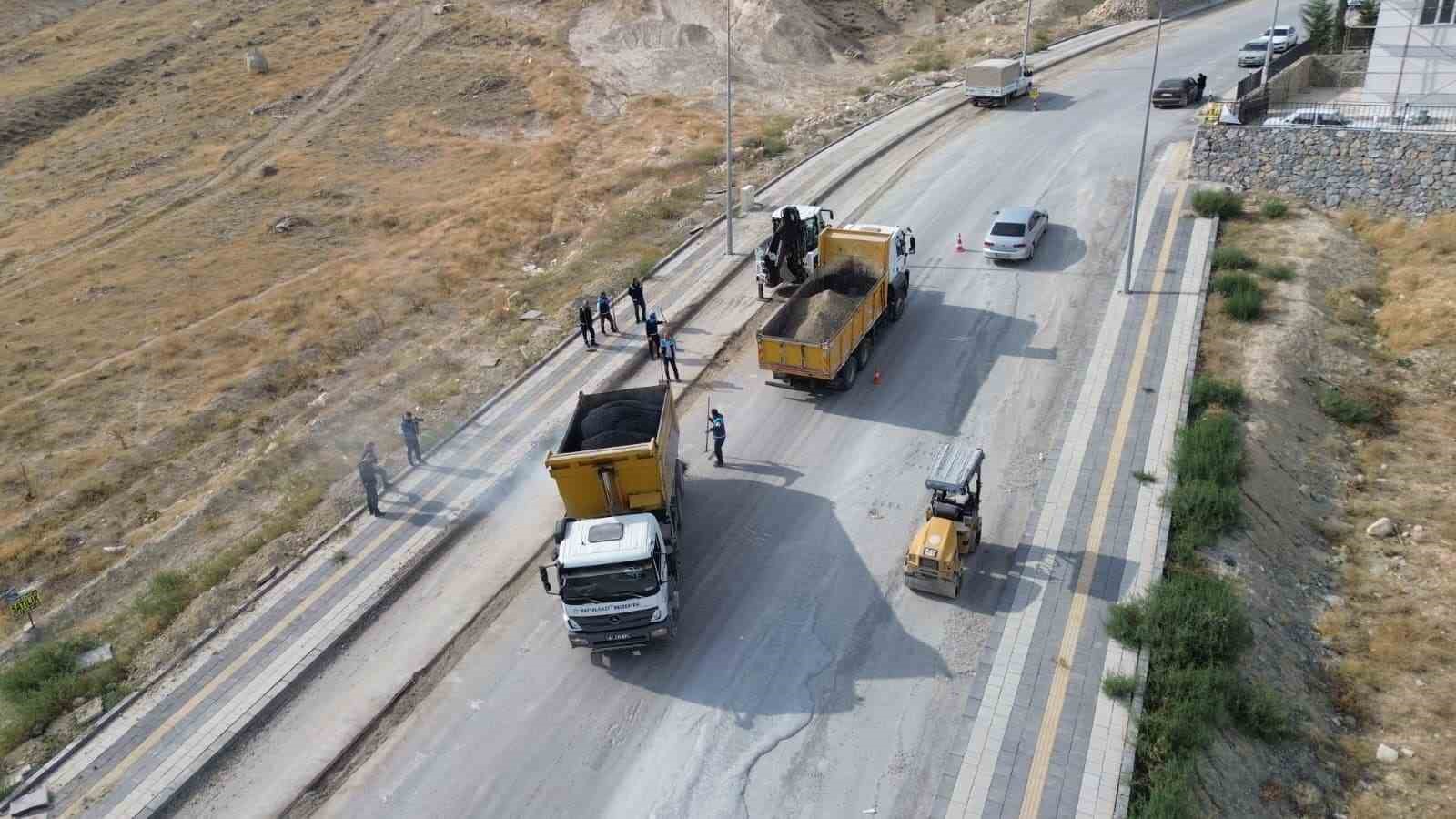 Battalgazi Belediyesi Çamurlu Mahallesi’nde asfalt yama çalışması yaptı