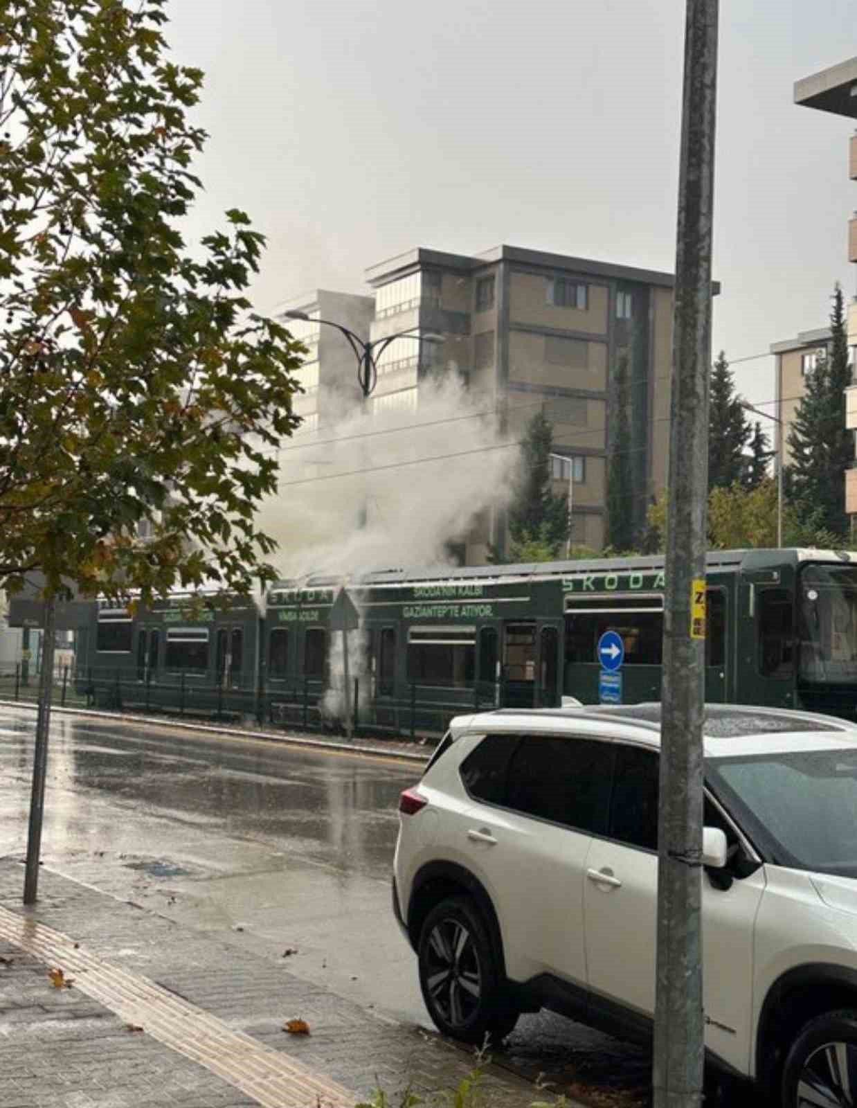 Gaziantep’te tramvaya yıldırım isabet etme anı kamerada
