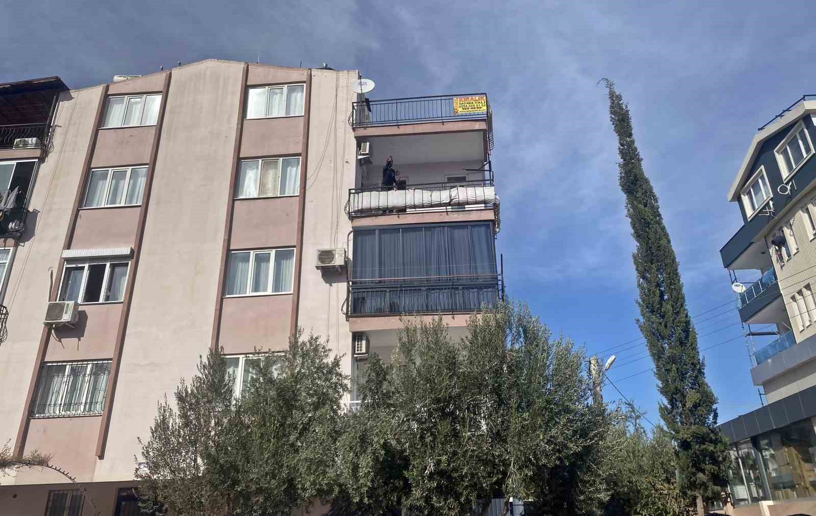 Evi yakmaya çalıştı, eşyaları sokağa fırlattı, çıkışta akraba dayağı yedi
