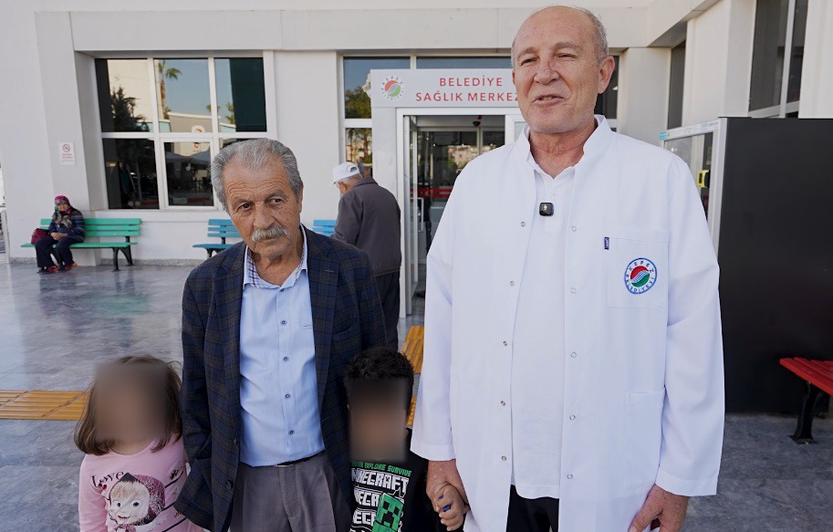 &Uuml;&ccedil; torunuyla yaşadığı evden tahliye edilmek istenen dedeye iyi haber
