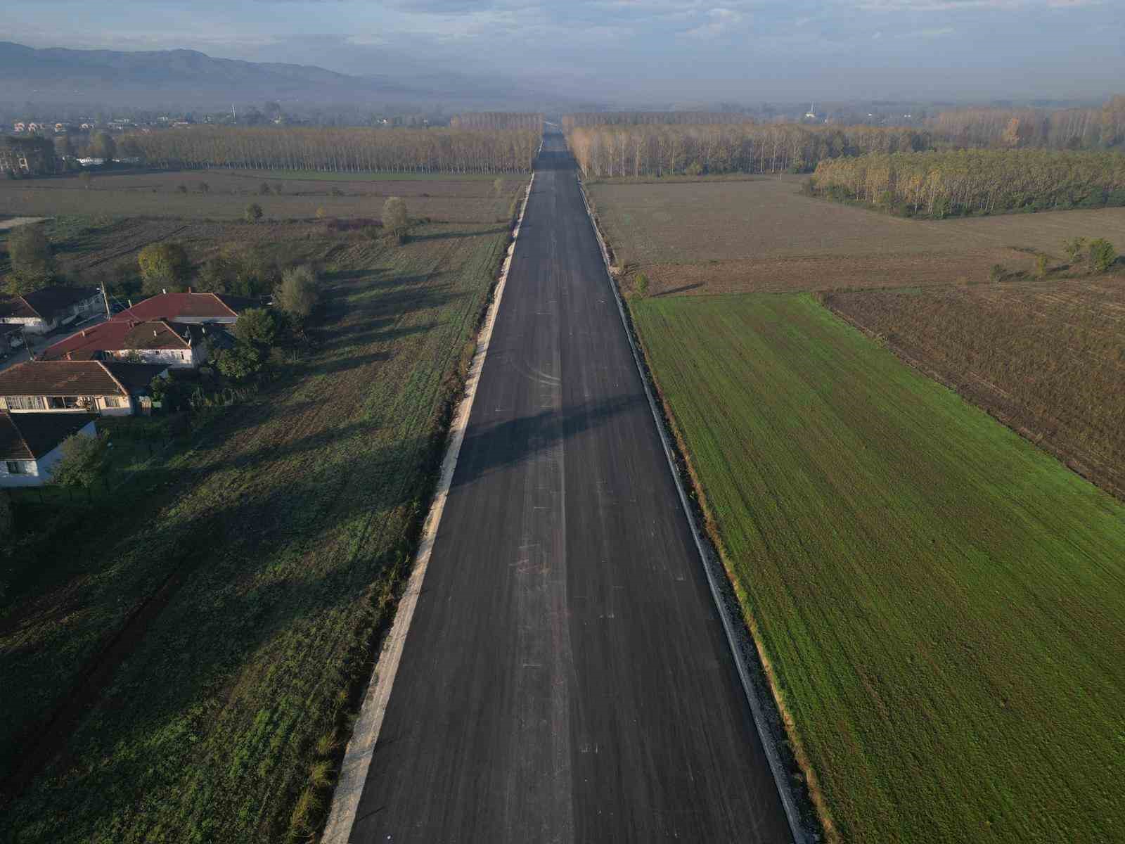 Akyazı’nın ilçe girişinin yeni bağlantı yolunda çalışmalar sürüyor