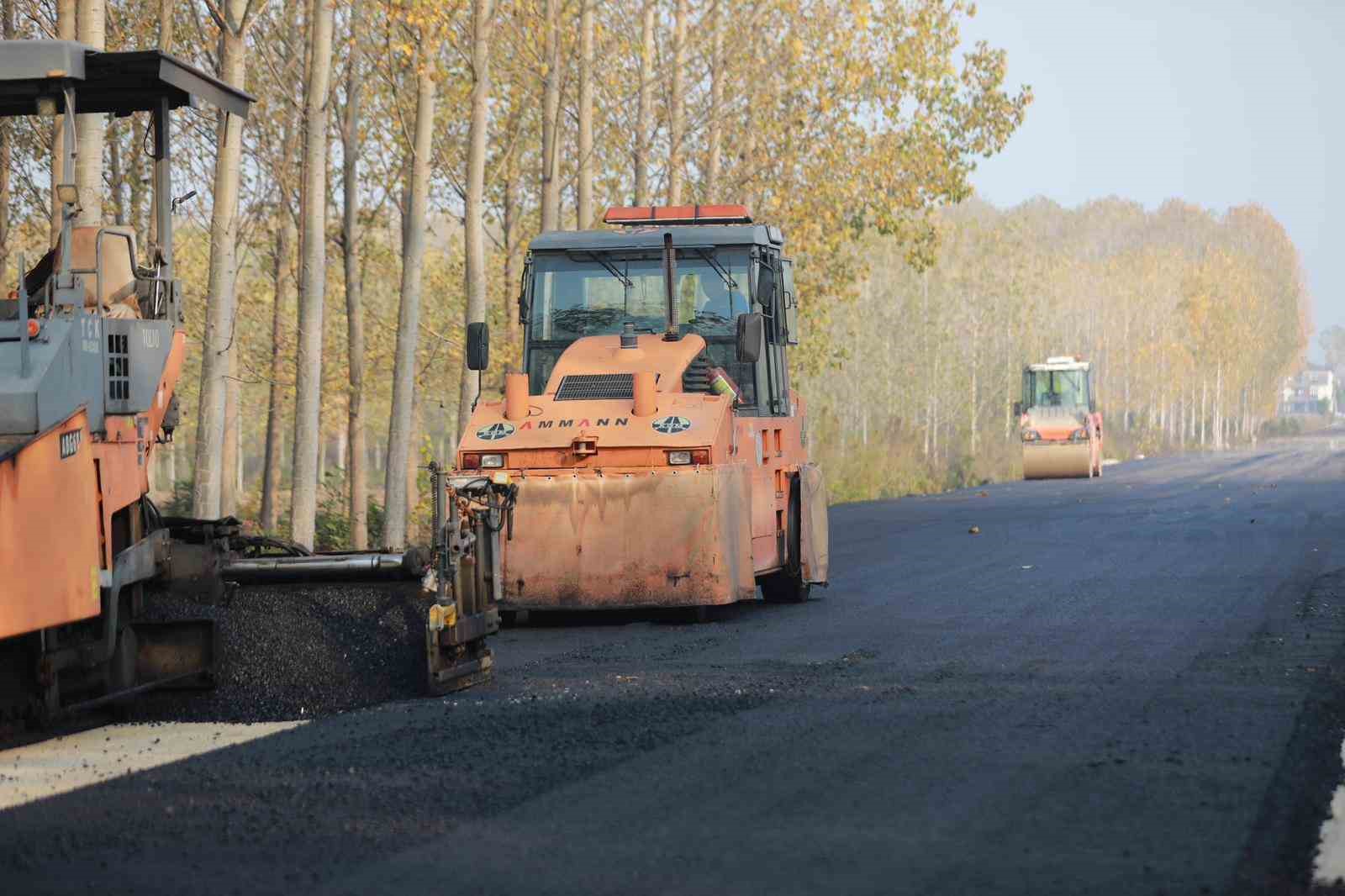 Akyazı&rsquo;nın il&ccedil;e girişinin yeni bağlantı yolunda &ccedil;alışmalar s&uuml;r&uuml;yor
