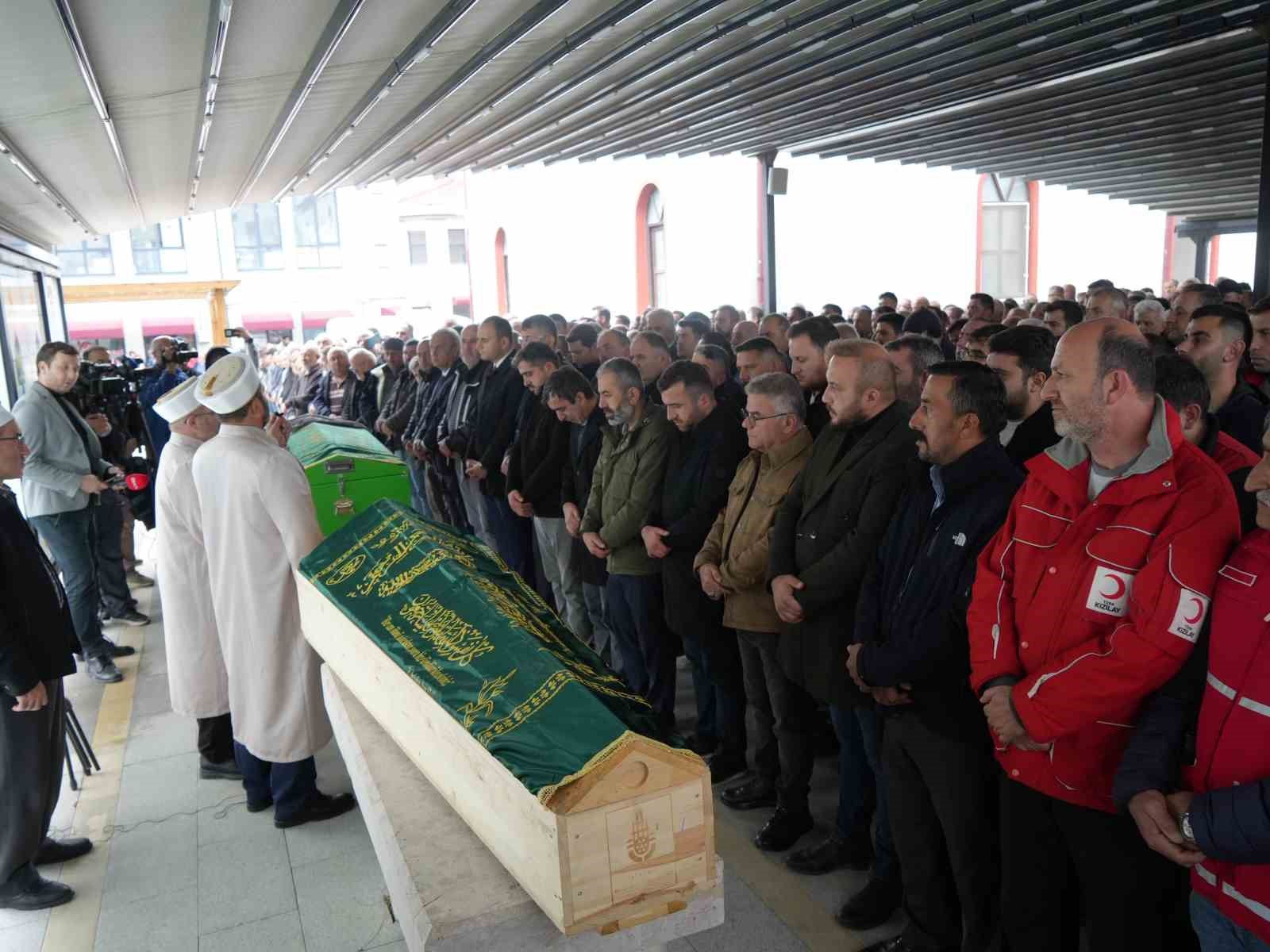 Dere yatağında cenazelerine ulaşılan anne ve oğlu gözyaşları arasında toprağa verildi