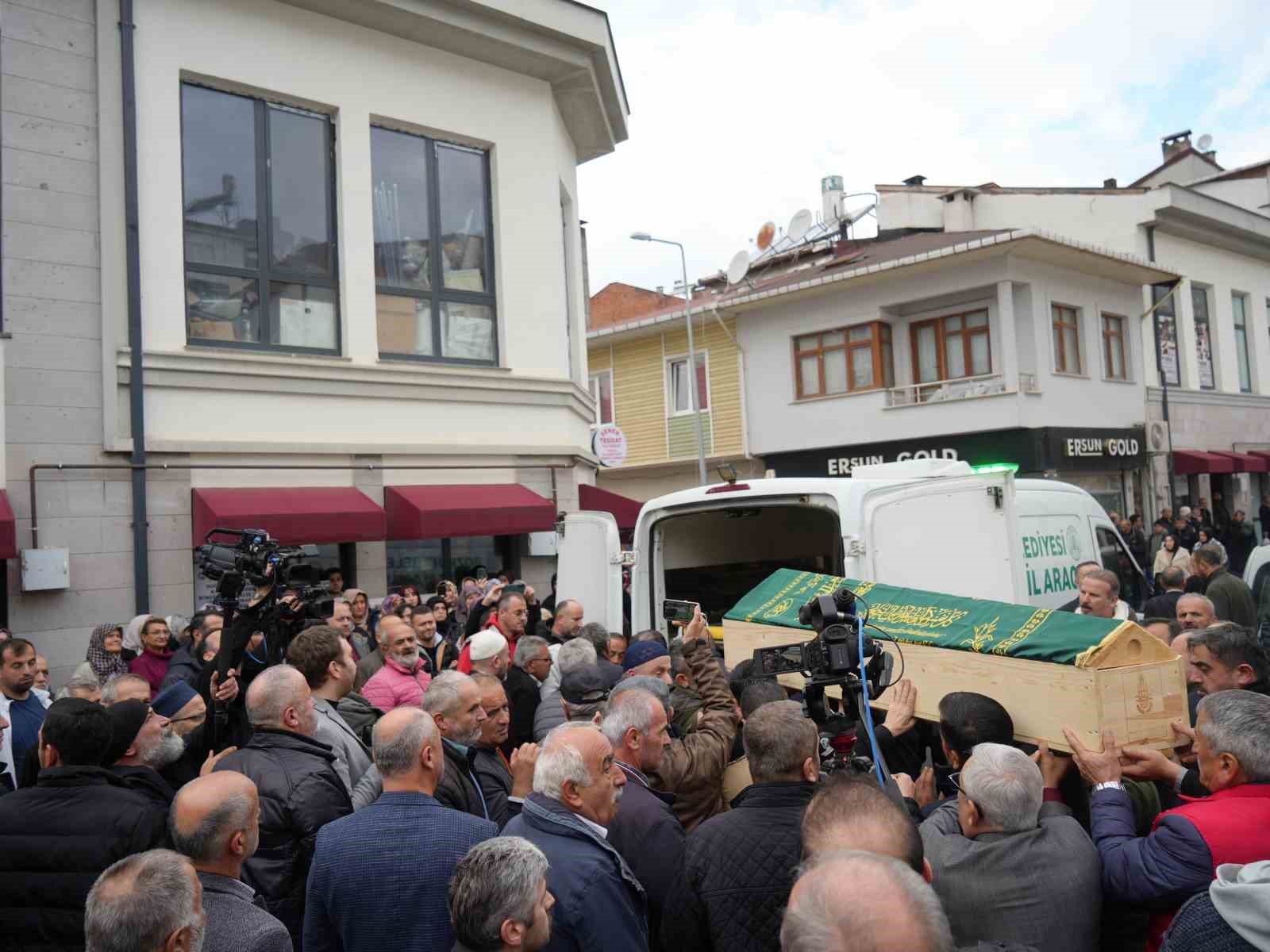 Dere yatağında cenazelerine ulaşılan anne ve oğlu gözyaşları arasında toprağa verildi
