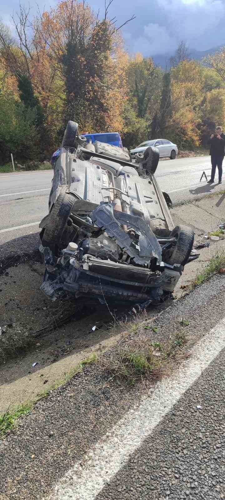Takla atan otomobilden 2 kişi yaralı kurtuldu