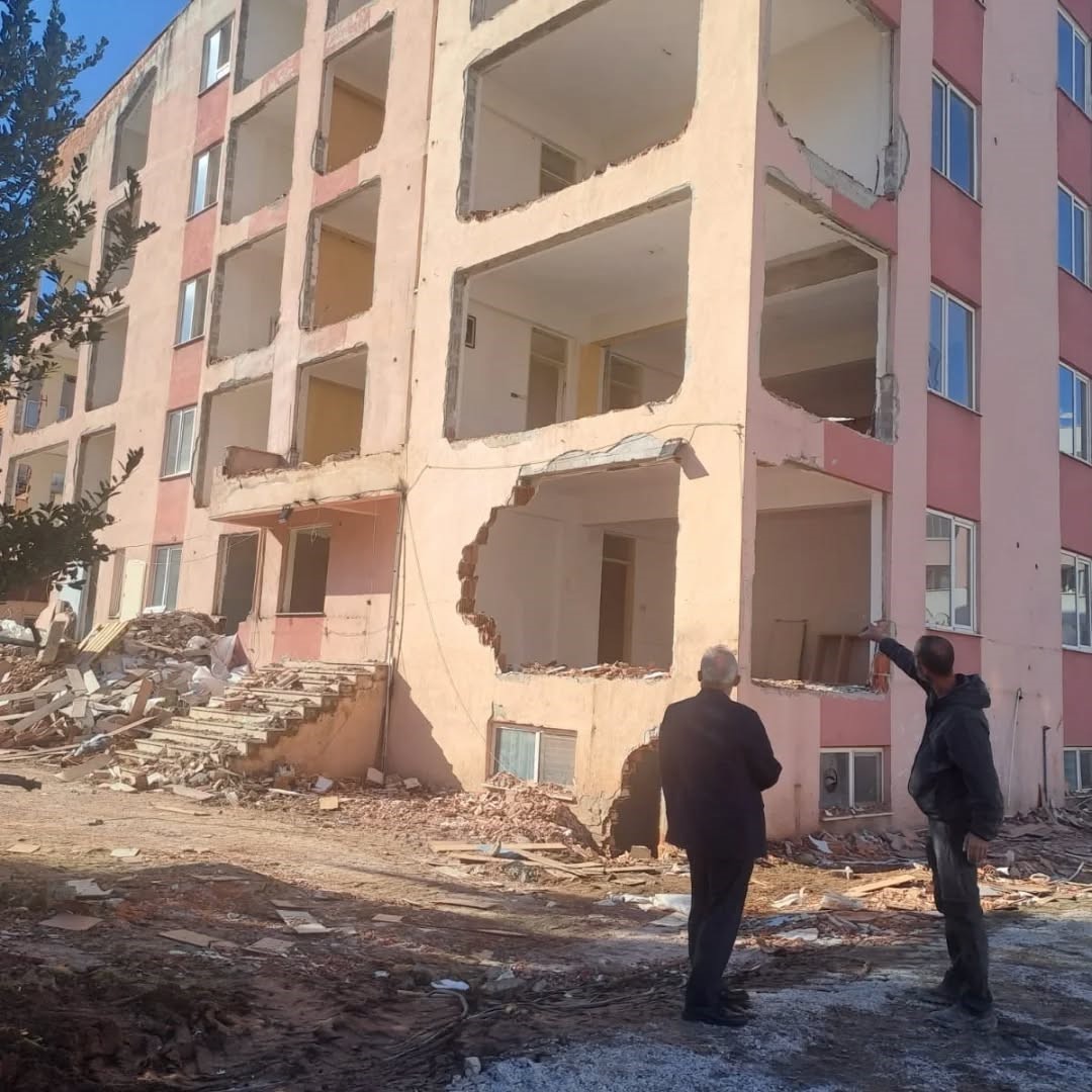 Okul binalarında g&uuml;&ccedil;lendirme &ccedil;alışmaları s&uuml;r&uuml;yor
