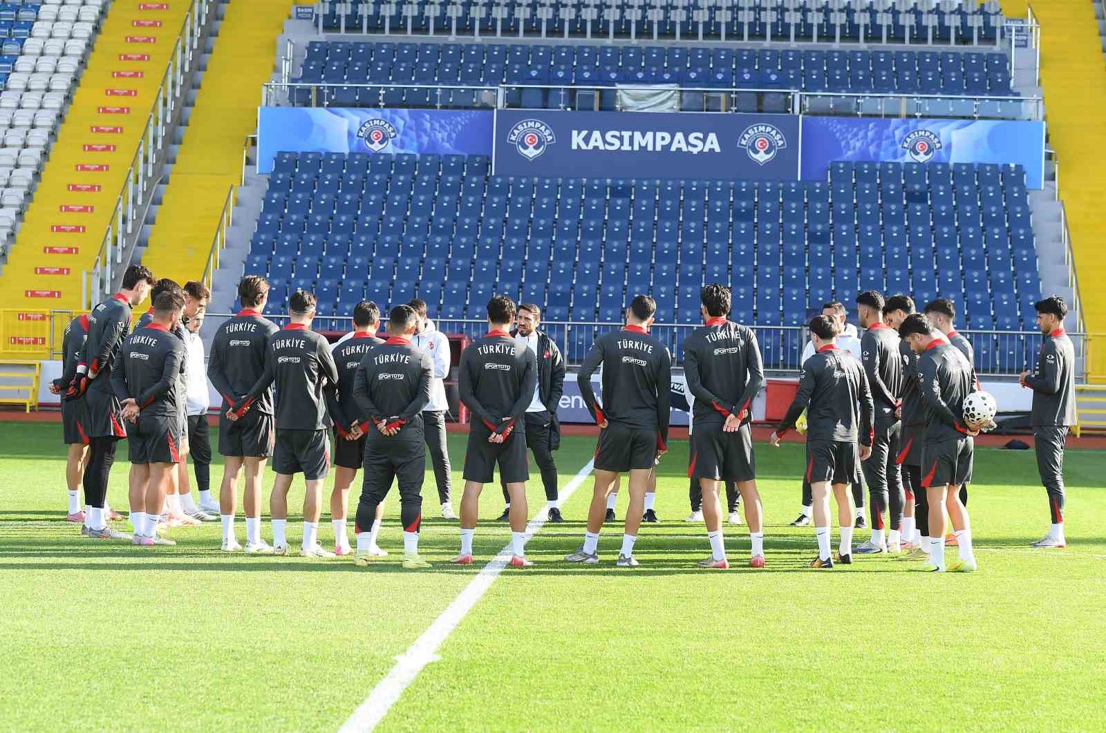 &Uuml;mit Milli Futbol Takımı, Ukrayna ma&ccedil;ı hazırlıklarını tamamladı
