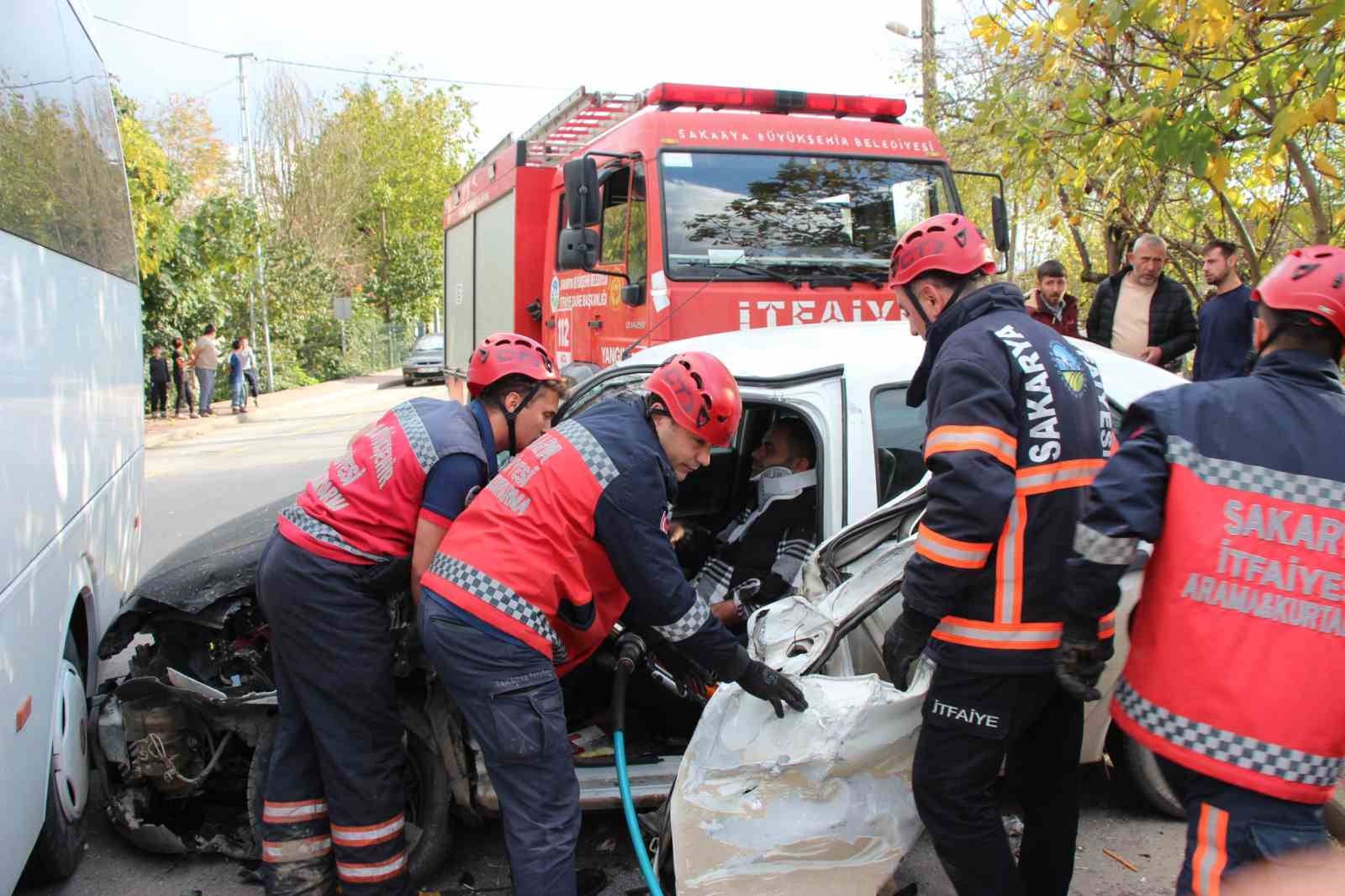 &Ouml;nce yavaşlayan araca ardından karşı y&ouml;nden gelen otomobile &ccedil;arptı: 1 yaralı
