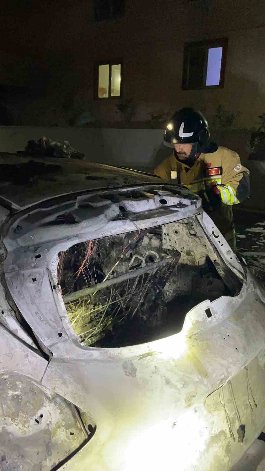 Kahramanmaraş&rsquo;ta elektrikli otomobil alev alev yandı
