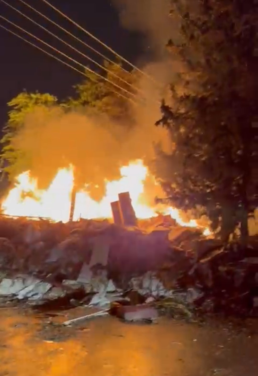 Adana’da düşen yıldırımlar yangına neden oldu
