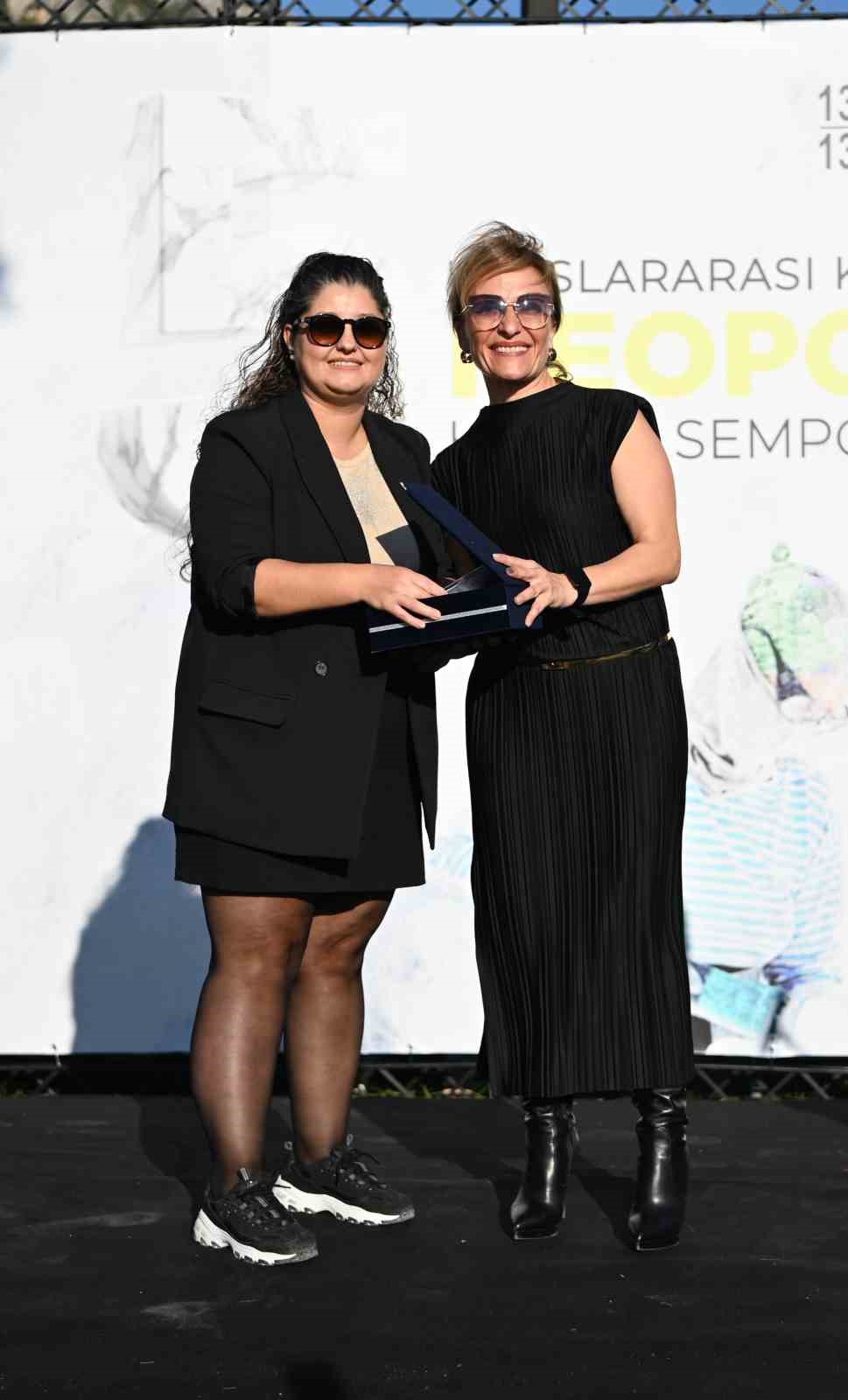 Kuşadası&rsquo;nda mermer bloklar adalet temasıyla yontuldu
