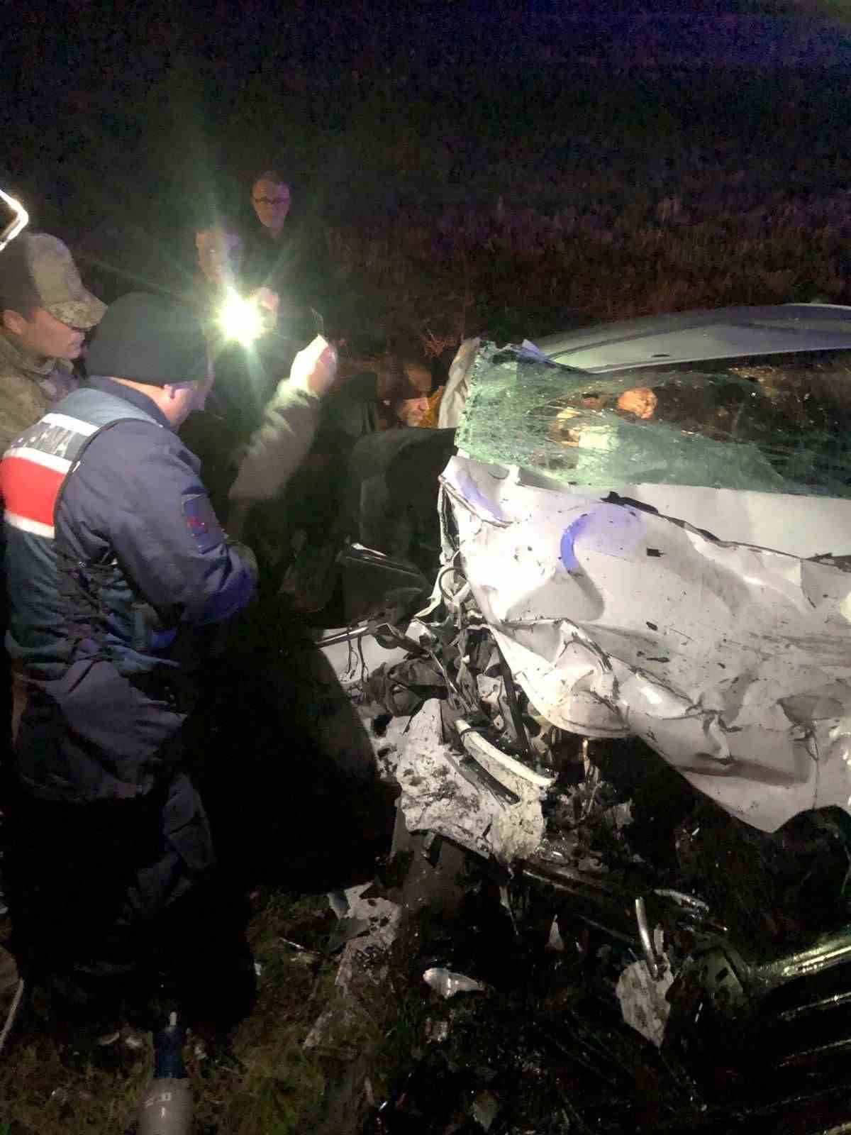 İki otomobil kafa kafaya çarpıştı: 7 yaralı