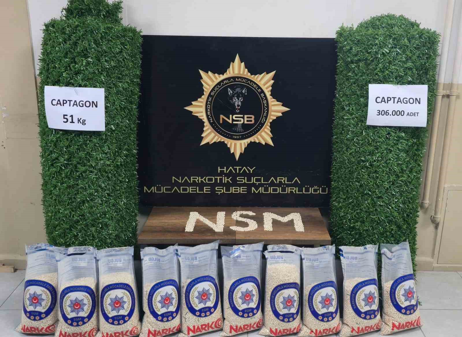 Binlerce uyuşturucu hapı yapay çimin içerisine sakladılar