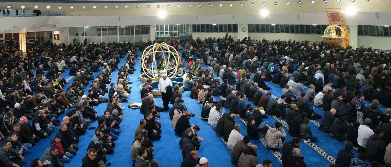 "Vatan ve millet ruhumuz" Cuma hutbesinin konusu oldu