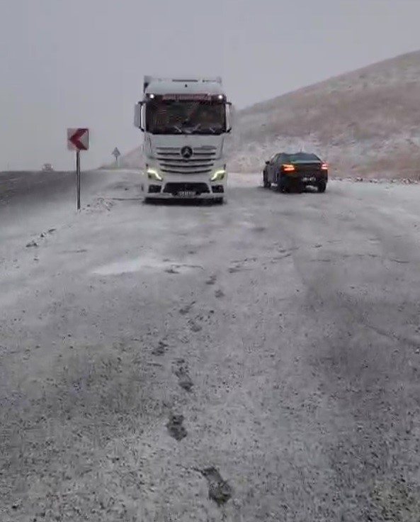 Kop Dağı Geçidi yeniden beyaza büründü