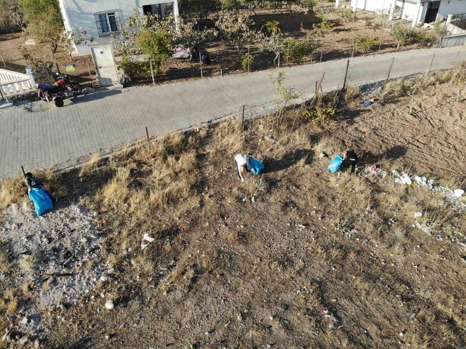 Siirt&rsquo;te g&ouml;n&uuml;ll&uuml; arkadaş grubu, iki yılda 2 tona yakın &ccedil;&ouml;p topladı
