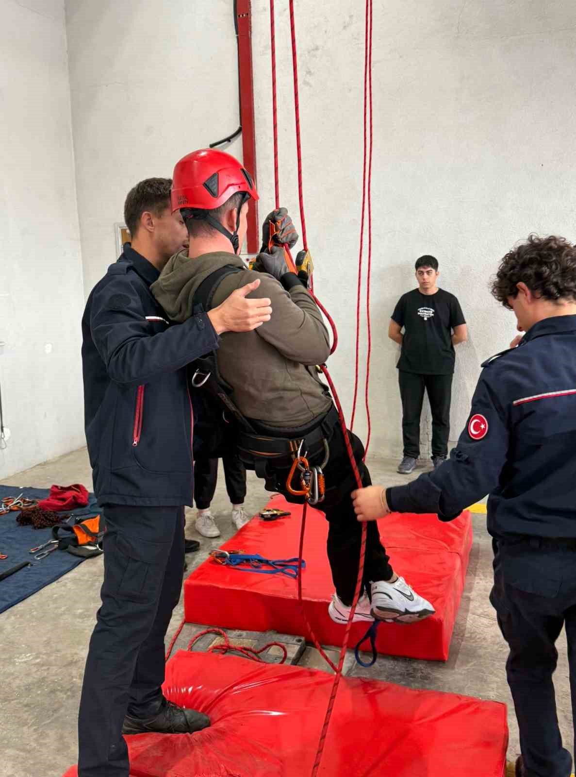 Üniversite öğrencileri itfaiye teşkilatını yerinde tanıdı
