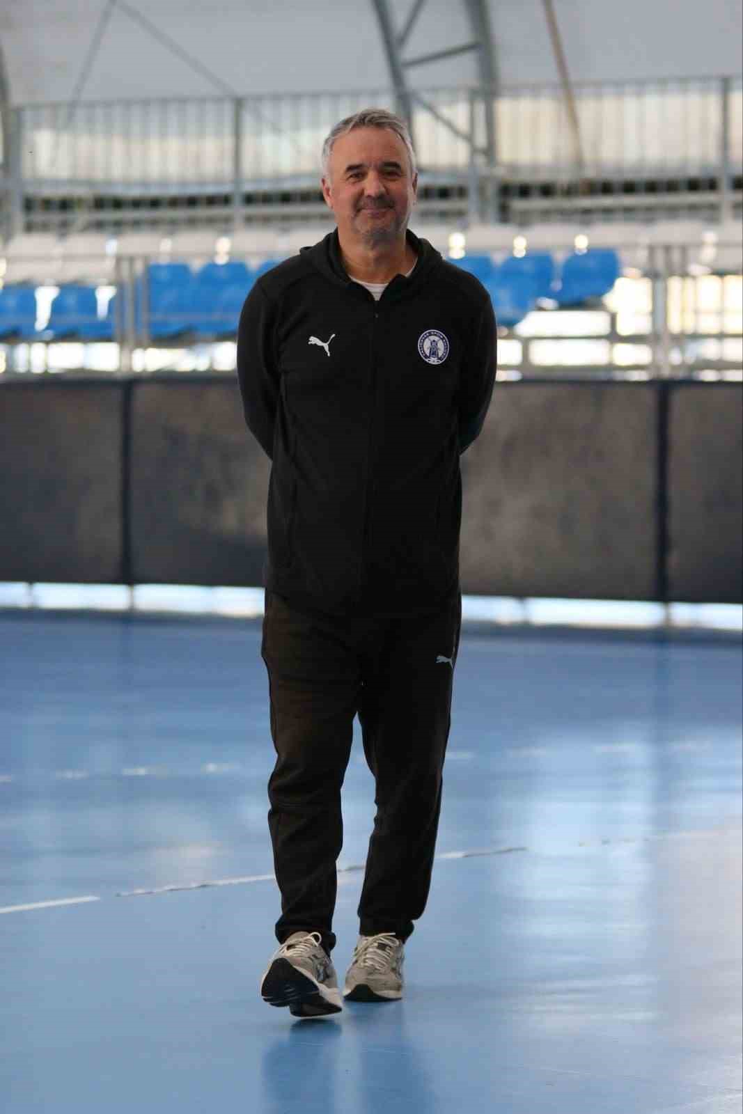 Yalıkavakspor Başantrenörü Özcan: "Hedefimizden ayrılmadan yola devam ediyoruz"