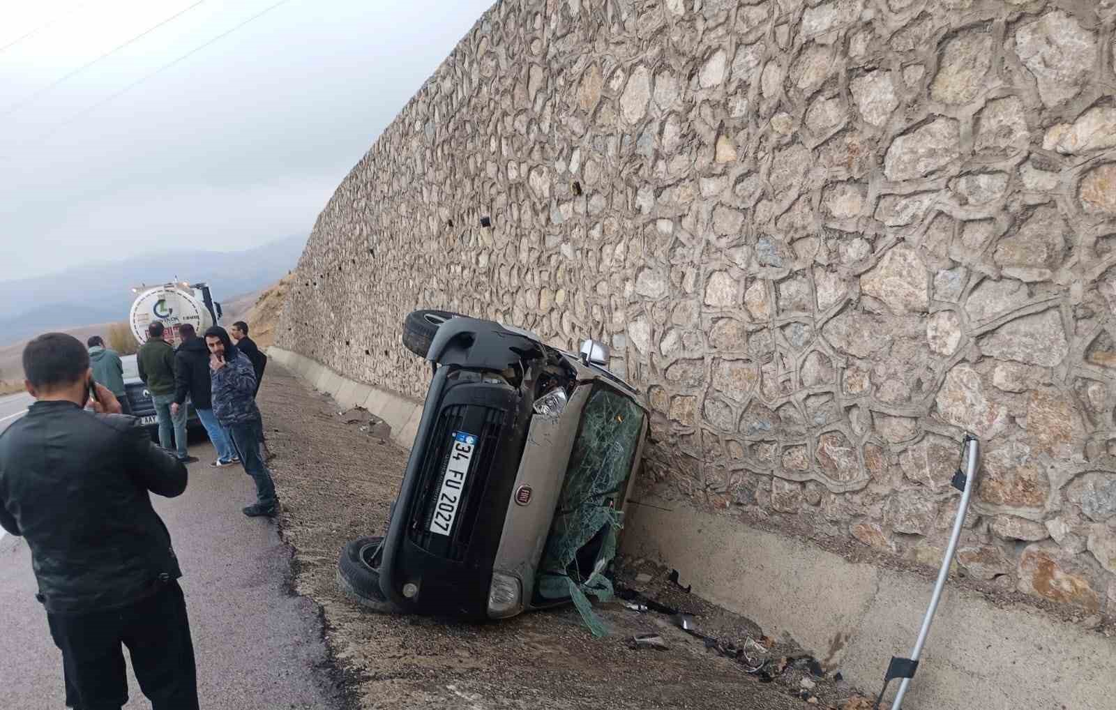 Bayburt-Erzurum kara yolunda trafik kazası: 3 yaralı
