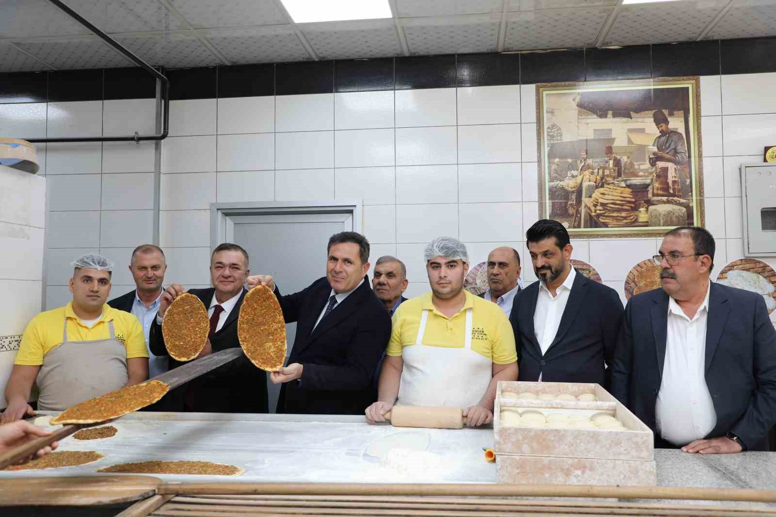Antep lahmacunu tescilli tarifiyle pişirildi