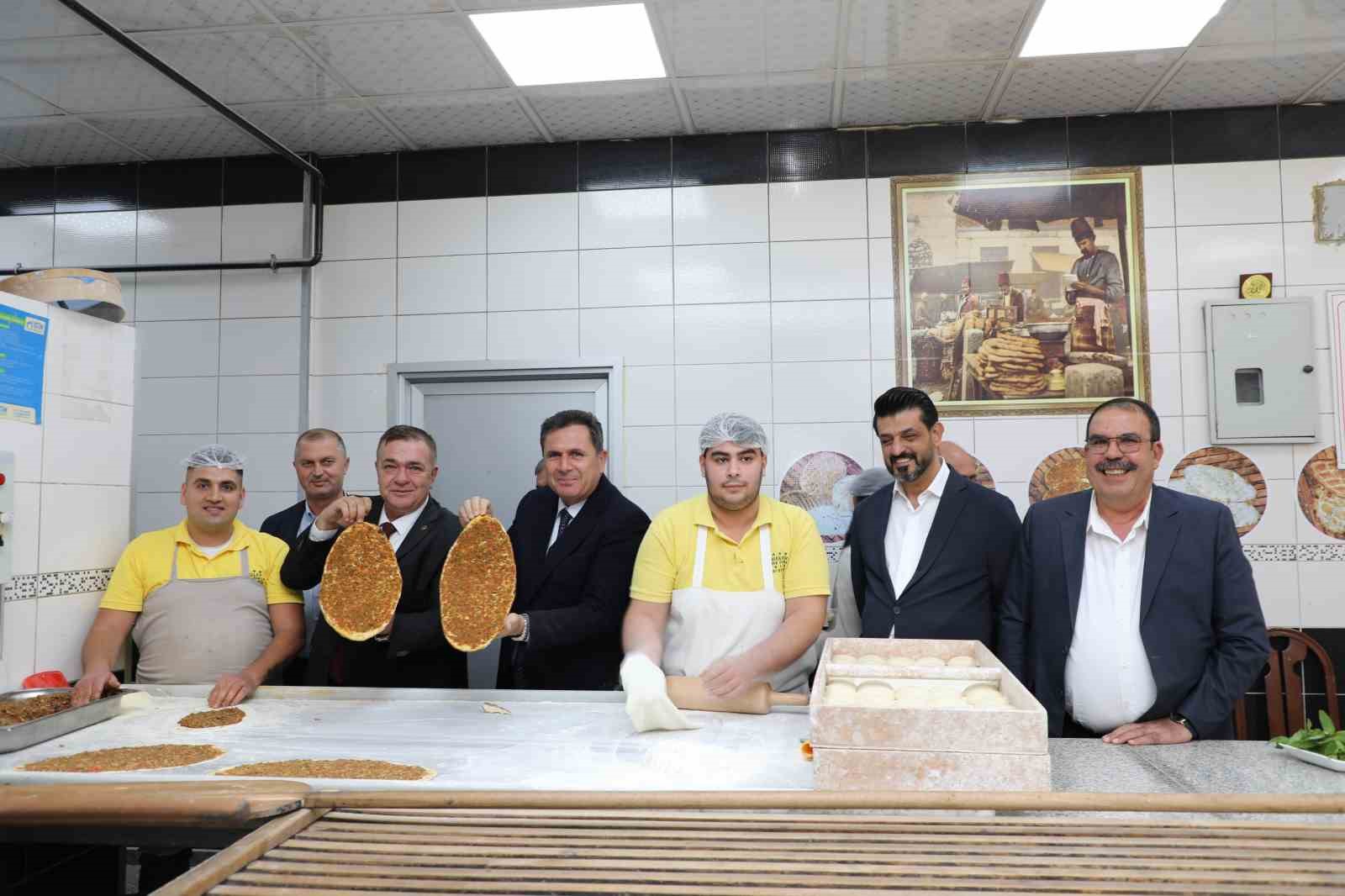 Antep lahmacunu tescilli tarifiyle pişirildi
