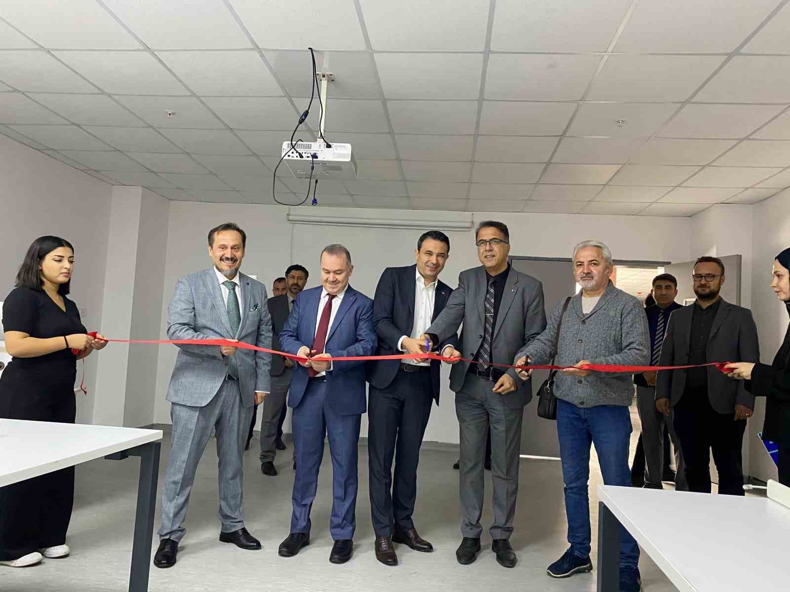 ADÜ’de bilgisayar labaratuvarı yenilendi