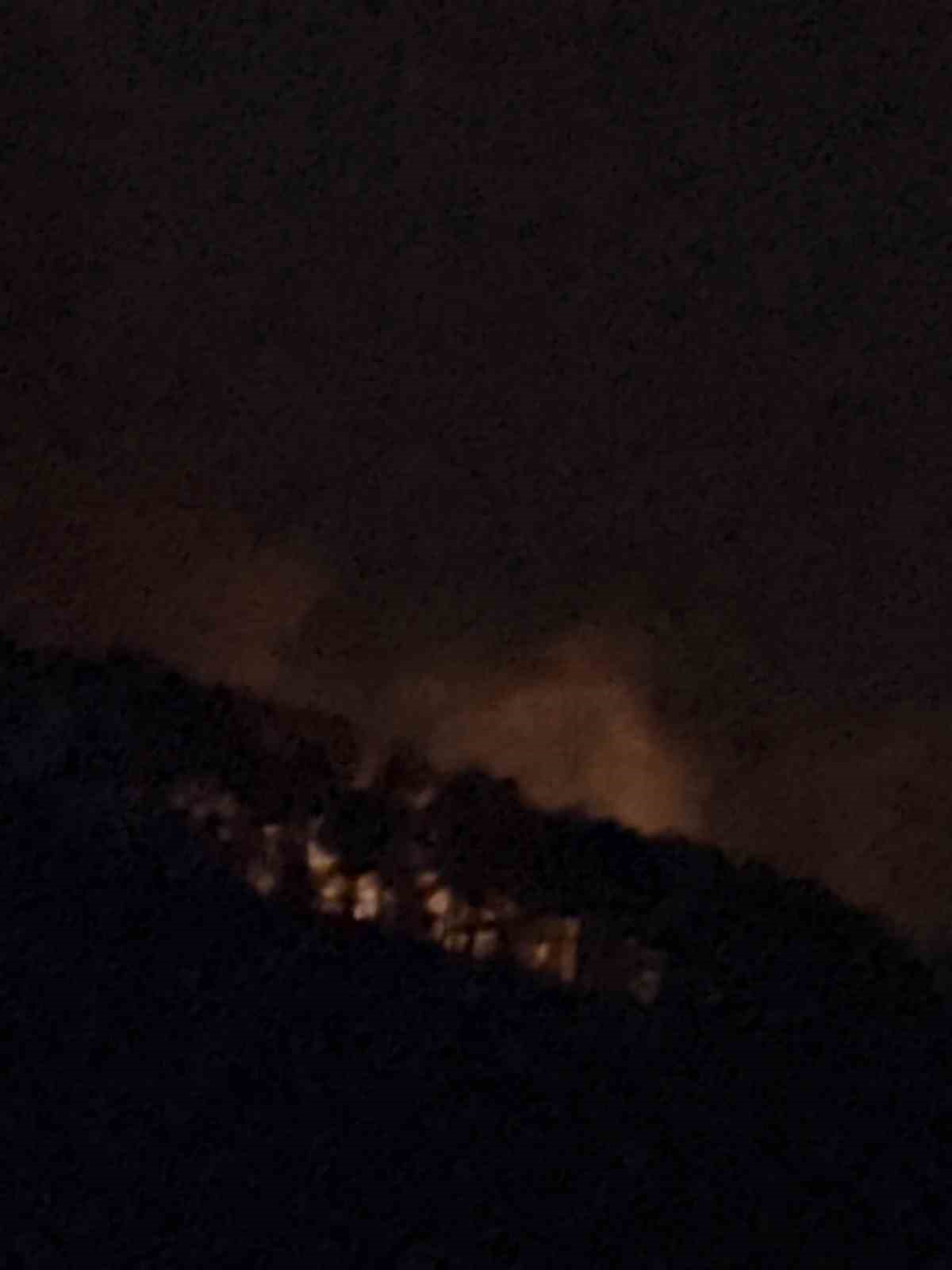 Hatay&rsquo;da yıldırım d&uuml;şmesiyle &ccedil;ıkan orman yangına m&uuml;dahale devam ediyor
