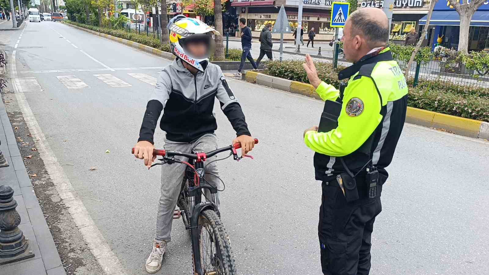 Trafik polisinden trafiği tehlikeye düşüren bisikletliye nasihat: "Bisiklete ceza yazılmaz diye düşünmeyin"