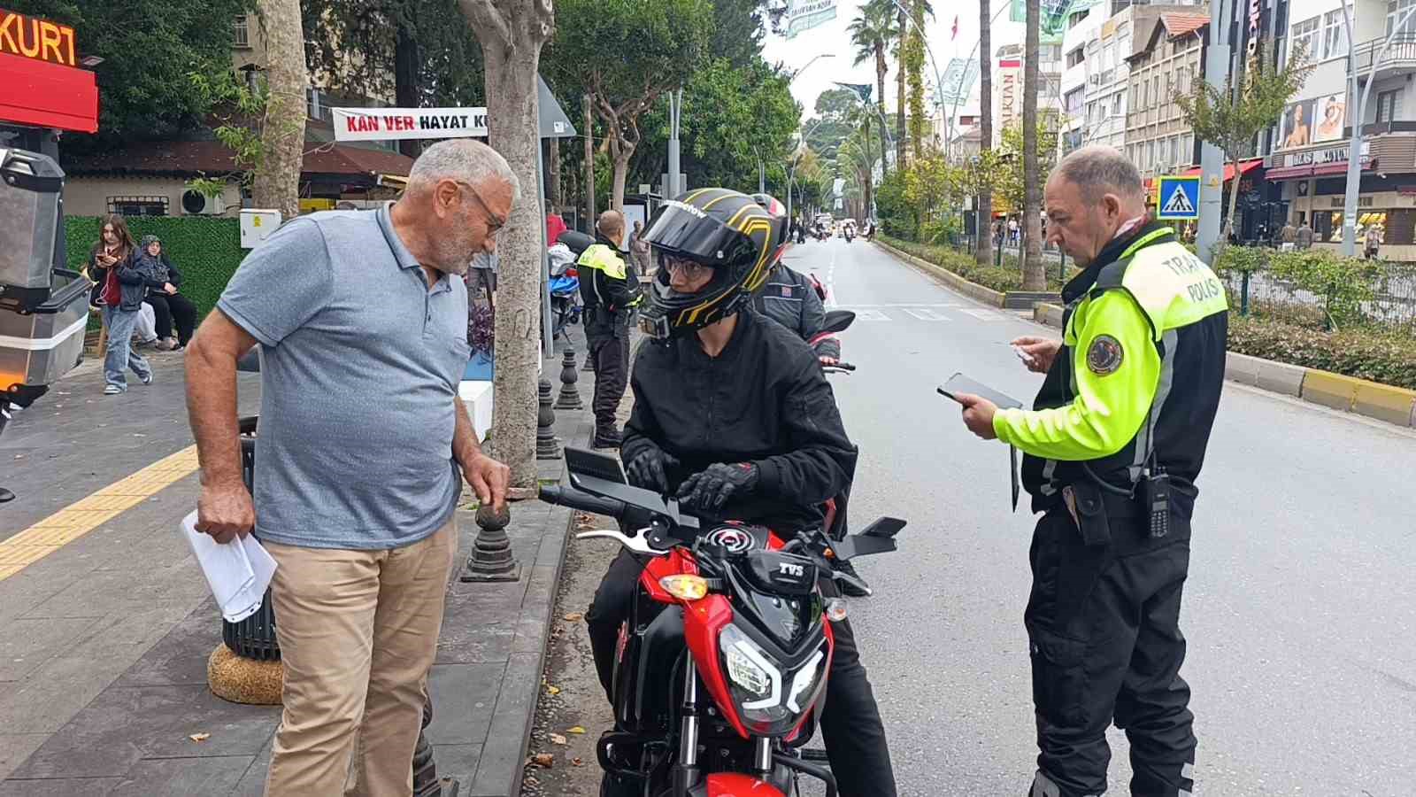 Trafik polisinden trafiği tehlikeye d&uuml;ş&uuml;ren bisikletliye nasihat: "Bisiklete ceza yazılmaz diye d&uuml;ş&uuml;nmeyin"
