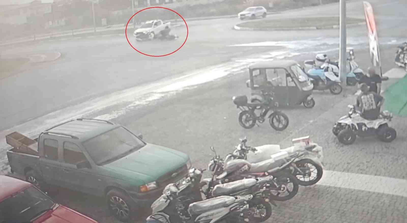 Kamyonetle çarpışıp motosikletiyle 25 metre sürüklendi, kask sayesinde hayata tutundu