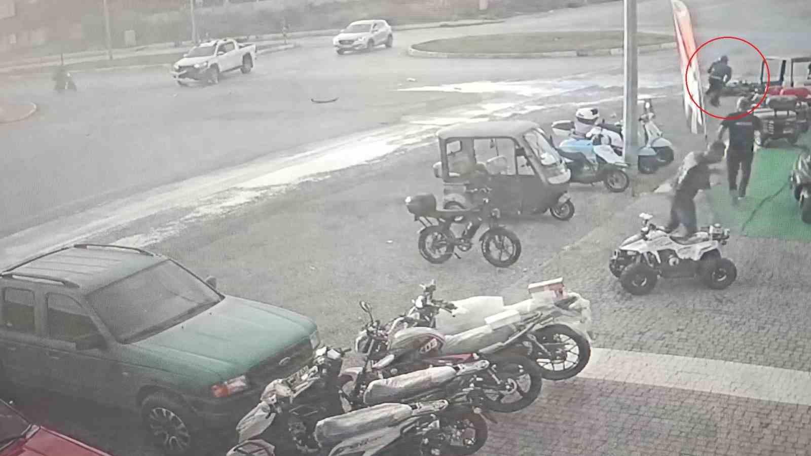 Kamyonetle çarpışıp motosikletiyle 25 metre sürüklendi, kask sayesinde hayata tutundu