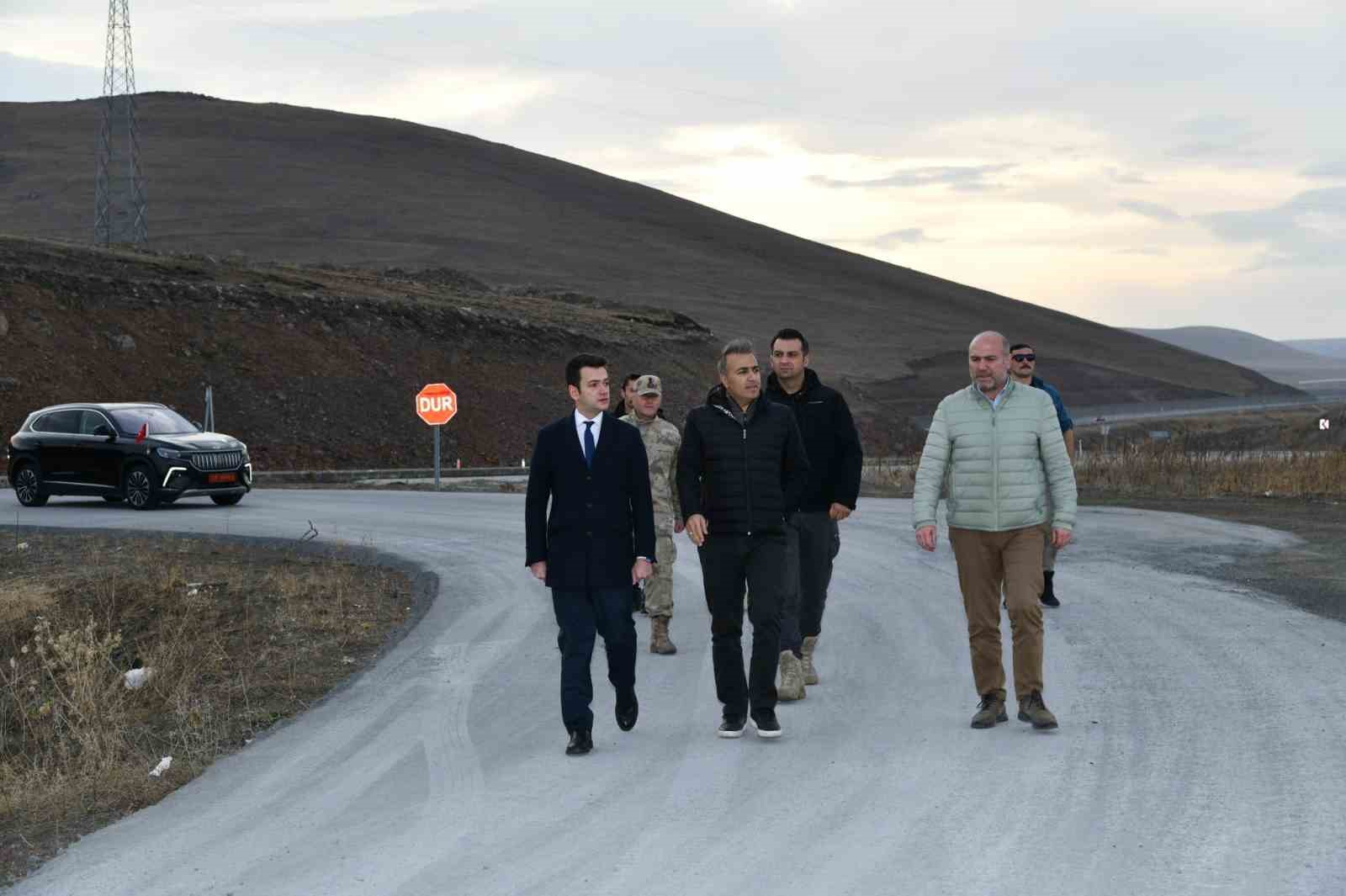 Vali Çiçek, köy yollarını denetledi