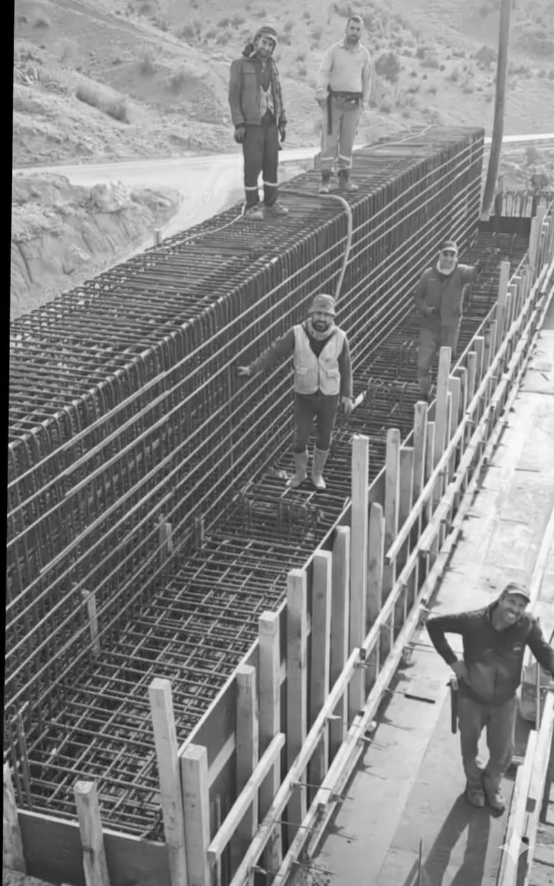 Viyadük inşaatının çökmesi sonucu hayatını kaybedenler olayın hemen öncesinde birlikte poz vermiş